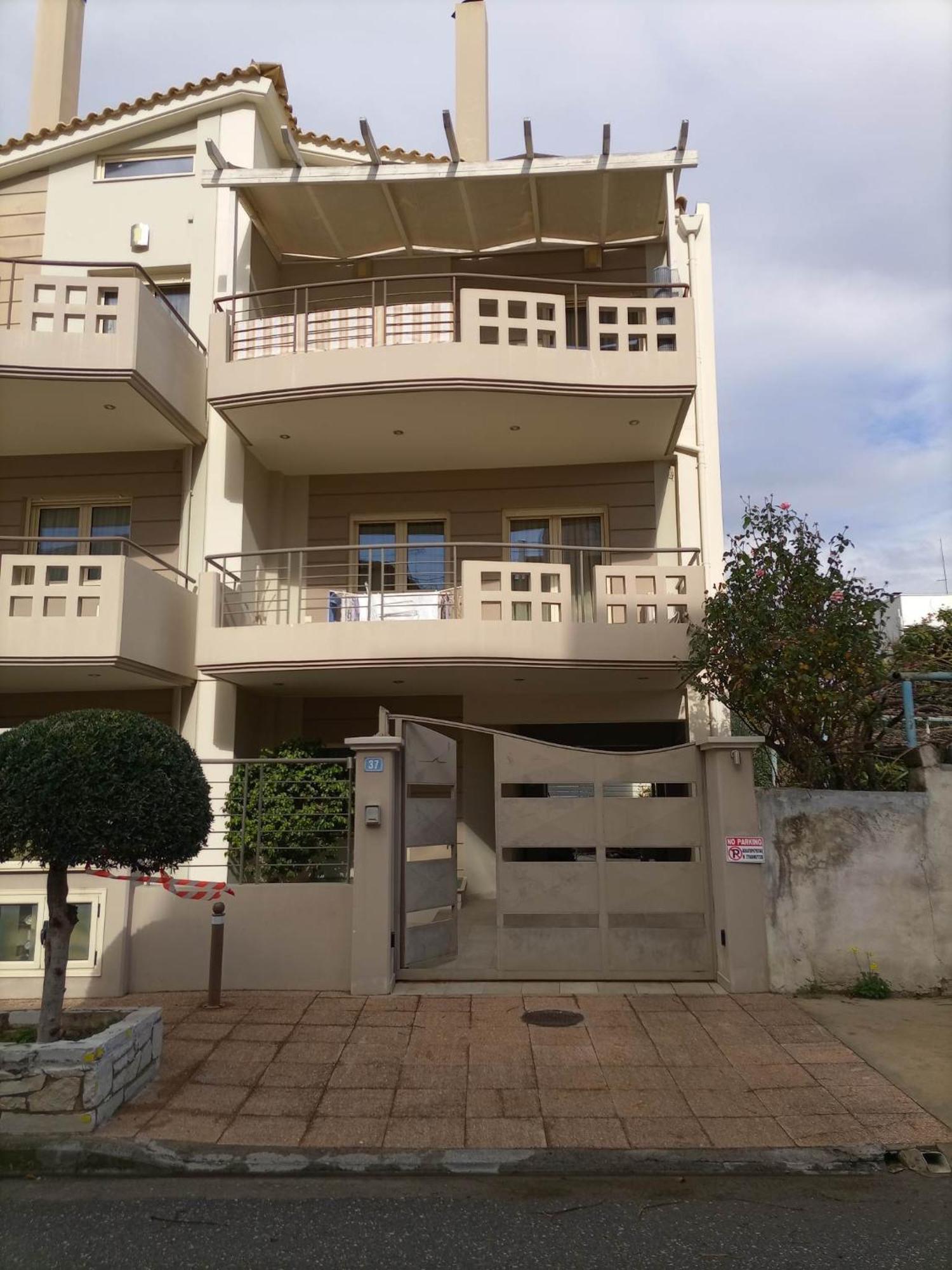 Maizonette Ground Floor And Semi-basement With Yard 公寓 *